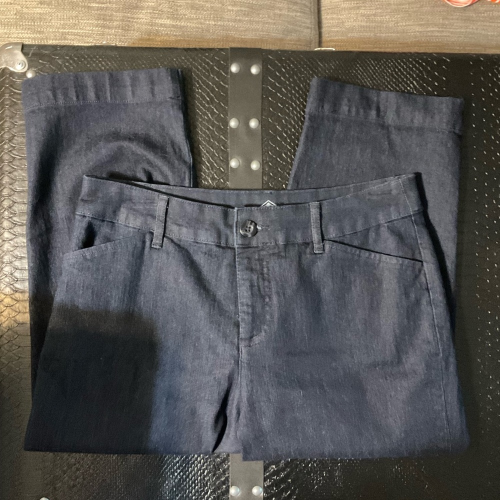 St.Johns Bay. Blue Denim capri pants in size 6. EUC